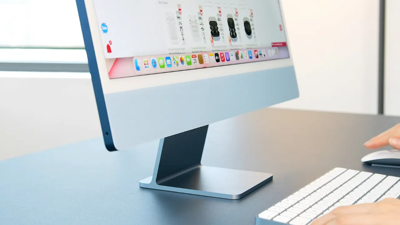 Apple iMac M4 with stunning 24-inch Retina display